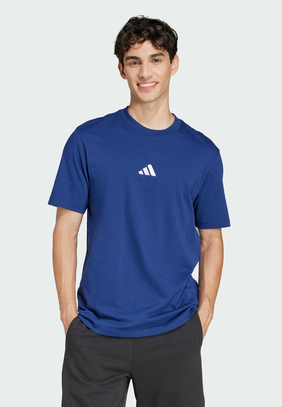 Футболка Adidas Sportswear ESSENTIALS SMALL LOGO SINGLE TEE, Dark Blue White/Dark Blue, Белый, Футболка Adidas Sportswear ESSENTIALS SMALL LOGO SINGLE TEE, Dark Blue White/Dark Blue
Футболка Adidas Sportswear ESSENTIALS SMALL LOGO SINGLE TEE, Dark Blue White/Dark Blue, Белый, Футболка Adidas Sportswear ESSENTIALS SMALL LOGO SINGLE TEE, Dark Blue White/Dark Blue