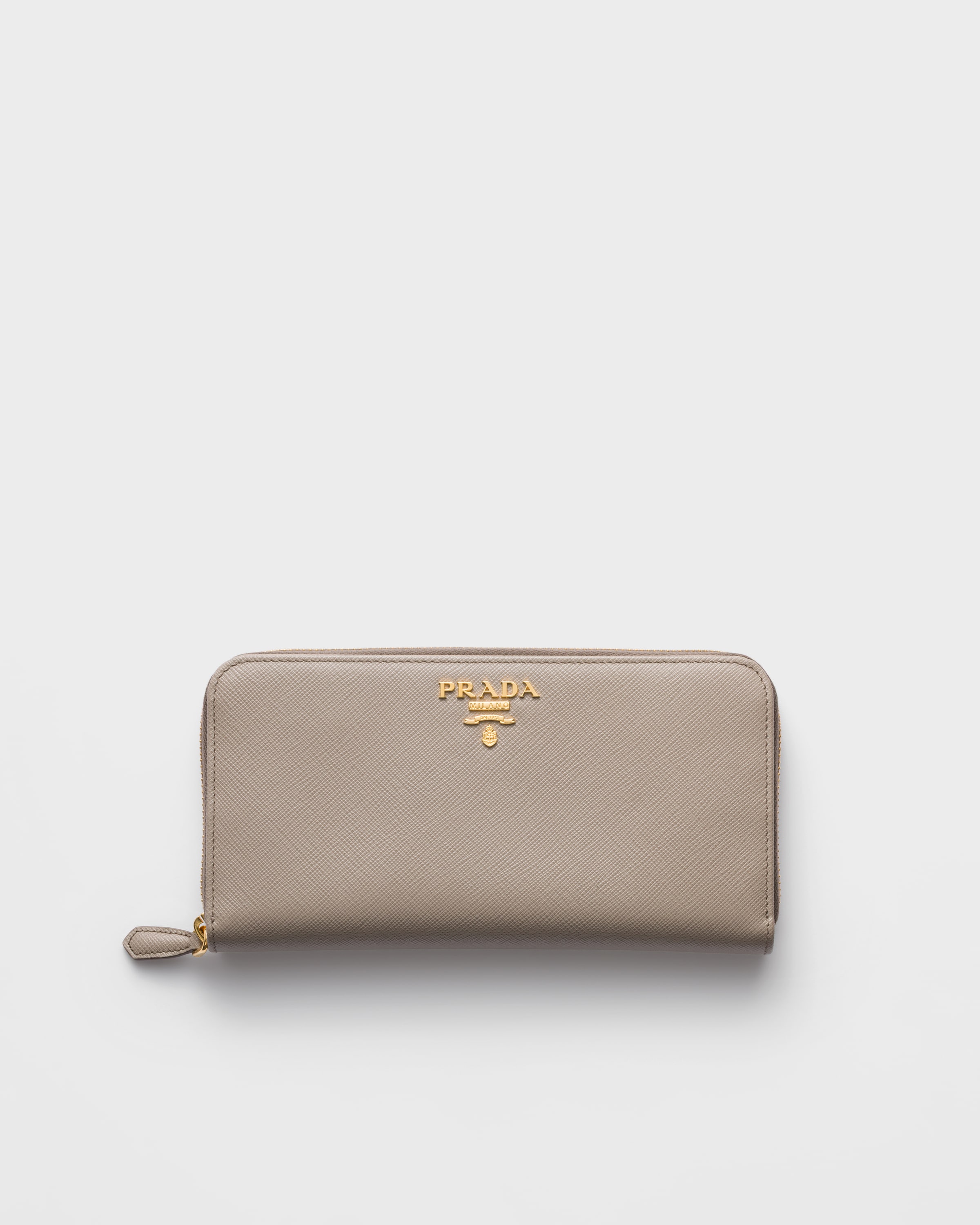 Большой кошелек из сафьяновой кожи Prada, глина / водяная лилия
Большой кошелек из сафьяновой кожи Prada, глина / водяная лилия