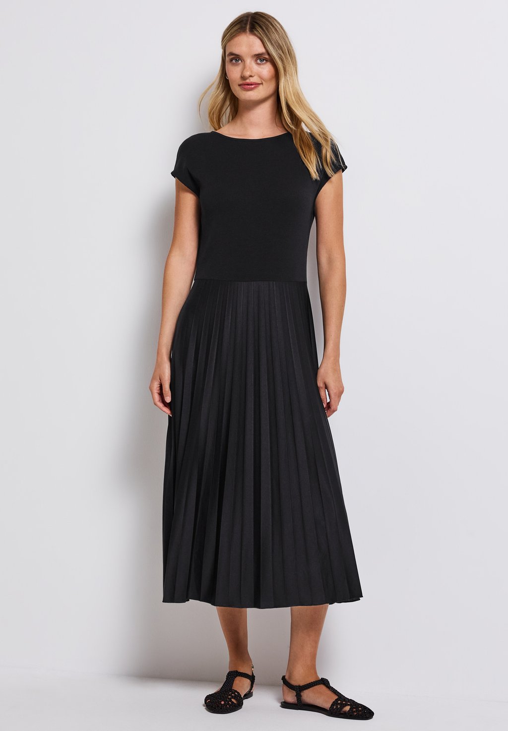 Повседневное платье MIT PLISSÉE Street One, черный
Повседневное платье MIT PLISSÉE Street One, черный