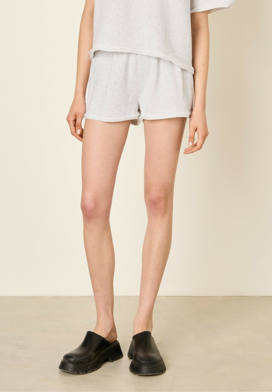 Шорты American Vintage ATUBAY, Arctique Chine/Mottled Light Grey
Шорты American Vintage ATUBAY, Arctique Chine/Mottled Light Grey