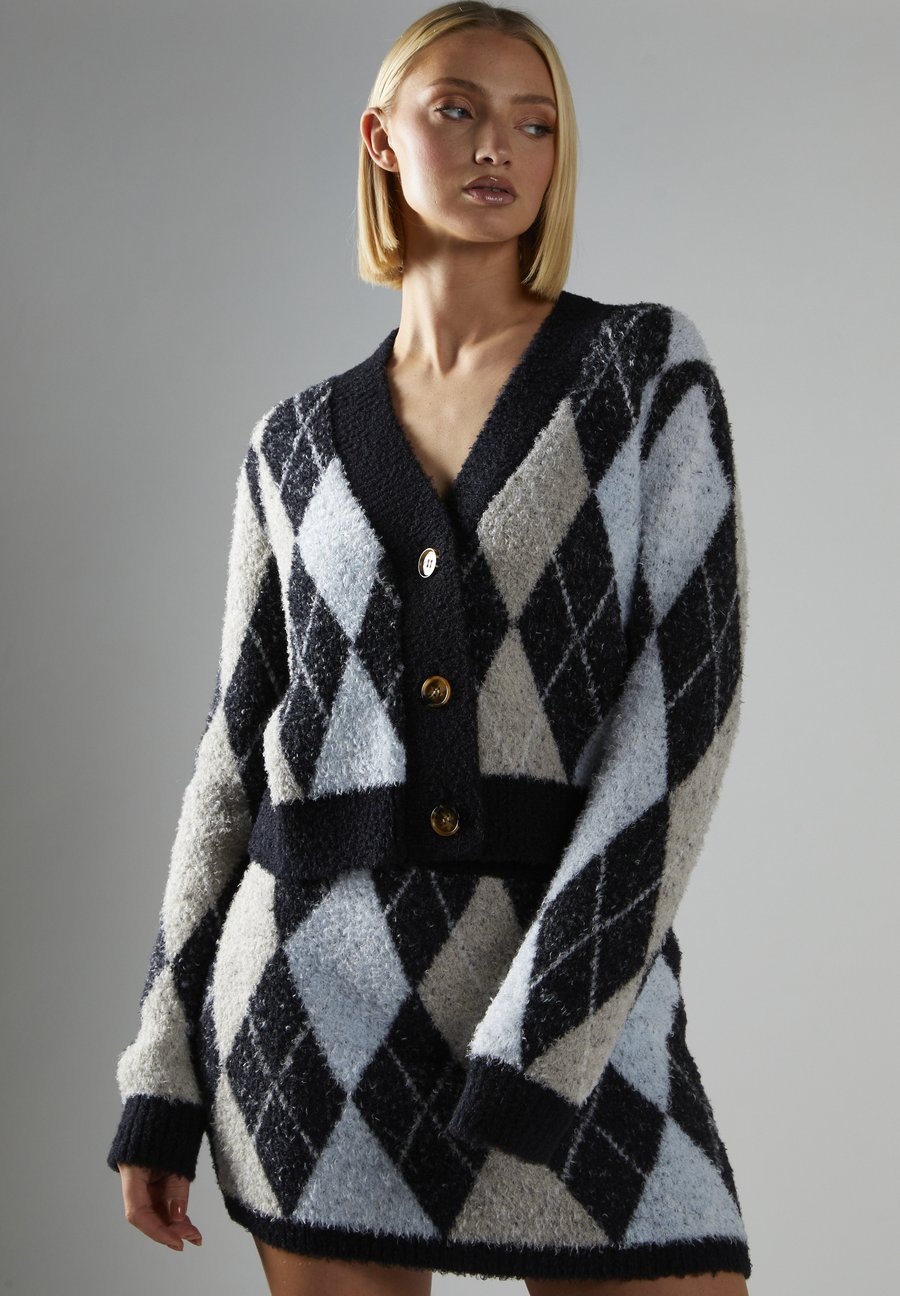 Кардиган Glamorous BUTTON-DOWN, Black Multi Argyle/Black
Кардиган Glamorous BUTTON-DOWN, Black Multi Argyle/Black