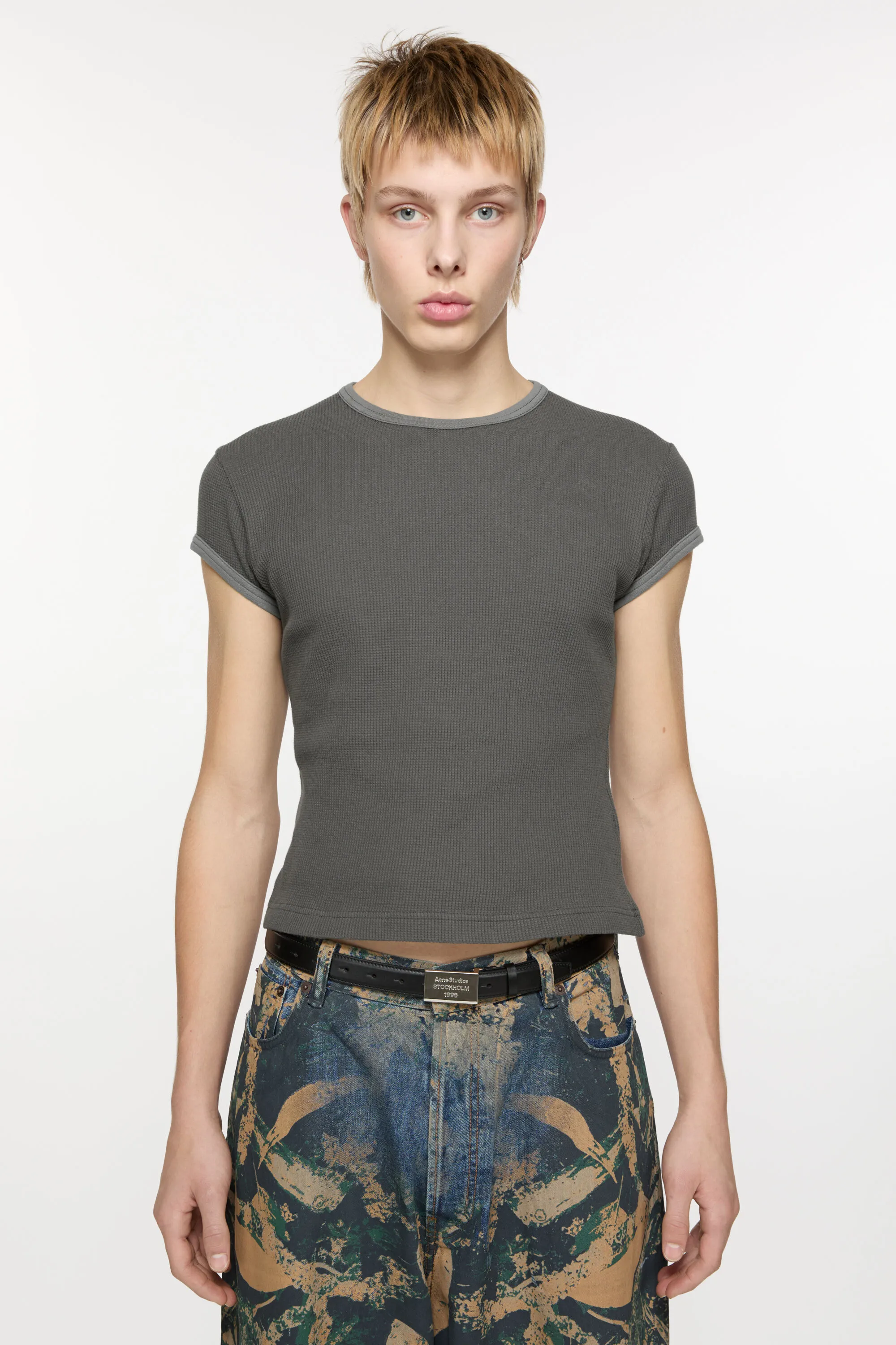 Футболка - Приталенный унисекс крой Acne Studios, цвет Faded Grey 
Футболка - Приталенный унисекс крой Acne Studios, цвет Faded Grey