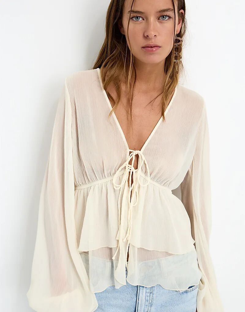 Свободная блузка Pull&Bear с оборками цвета льда
Свободная блузка Pull&Bear с оборками цвета льда