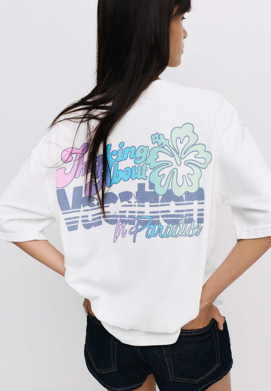 Футболка PULL&BEAR HIBISCUS FLOWER, White
Футболка PULL&BEAR HIBISCUS FLOWER, White