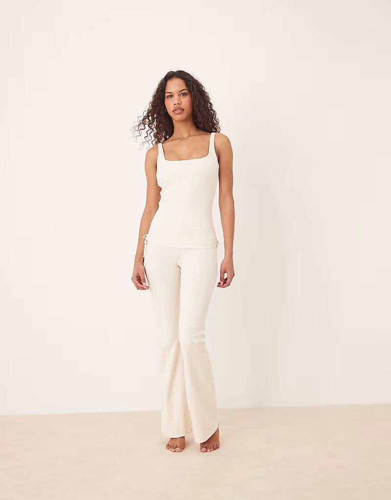 Брюки для йоги Tala Wrap с высокой талией кремового цвета
Брюки для йоги Tala Wrap с высокой талией кремового цвета