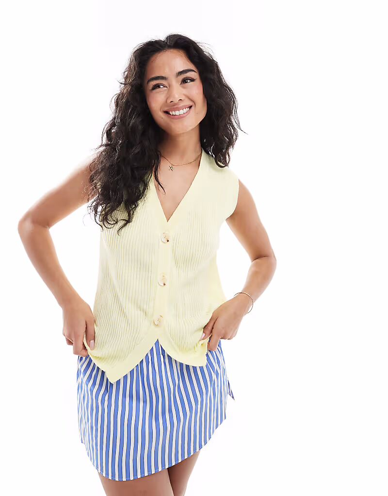 Свободный трикотажный жилет ASOS DESIGN с роговыми пуговицами цвета пахты
Свободный трикотажный жилет ASOS DESIGN с роговыми пуговицами цвета пахты