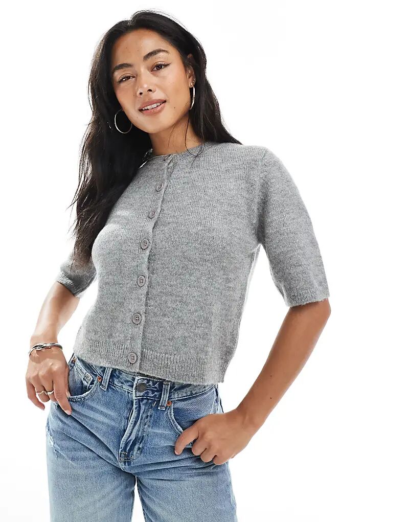 Вязаный пушистый кардиган с короткими рукавами ASOS DESIGN серого цвета
Вязаный пушистый кардиган с короткими рукавами ASOS DESIGN серого цвета