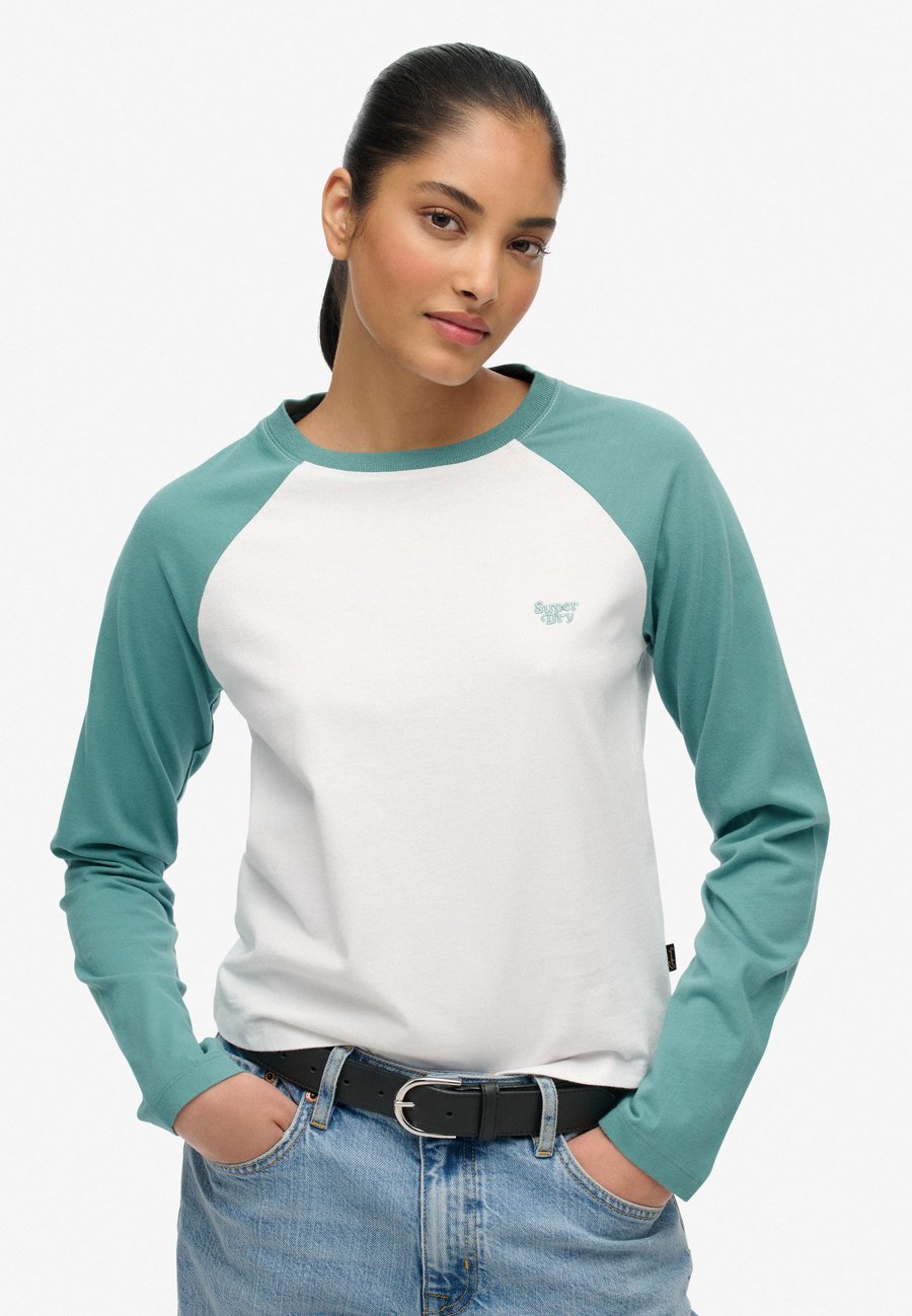 Топ Superdry & Co ESSENTIAL LOGO LONG SLEEVE , Optic Oil Blue/Light Blue
Топ Superdry & Co ESSENTIAL LOGO LONG SLEEVE , Optic Oil Blue/Light Blue