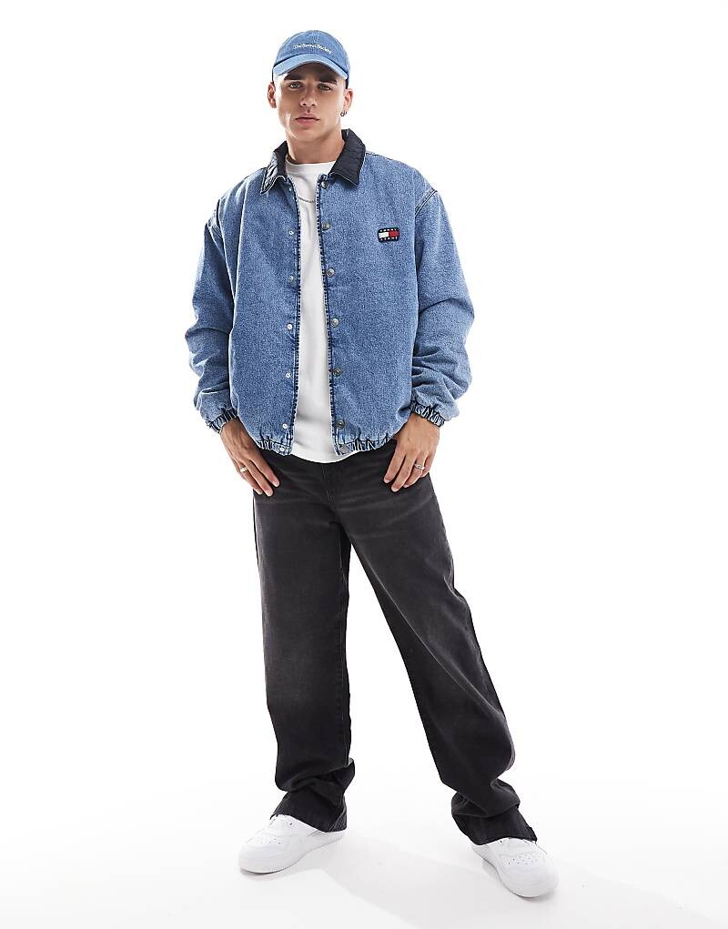 Двусторонняя джинсовая куртка Tommy Jeans средней стирки
Двусторонняя джинсовая куртка Tommy Jeans средней стирки