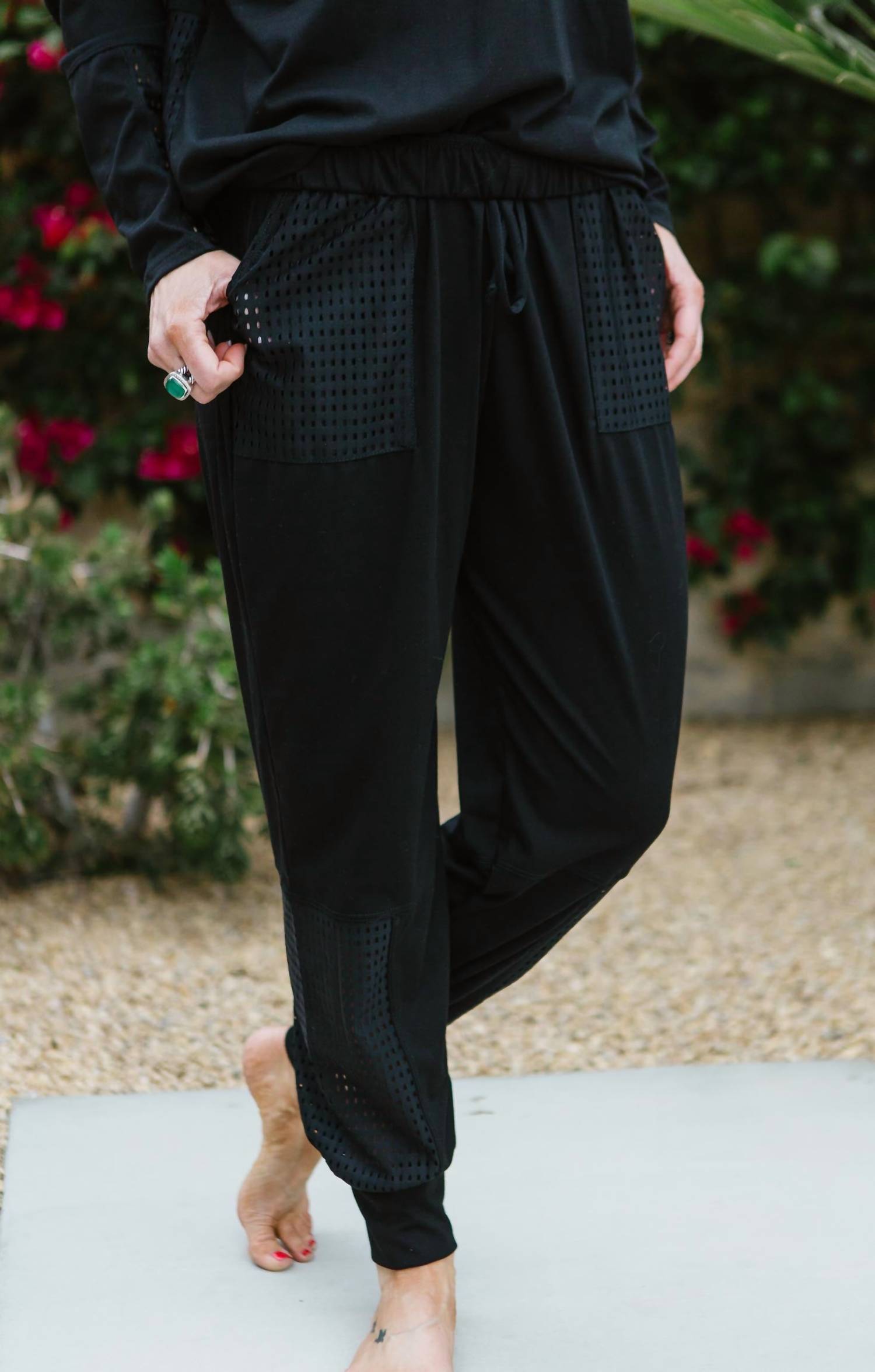 Джоггеры с сетчатыми деталями черного цвета onzie
Джоггеры с сетчатыми деталями черного цвета onzie