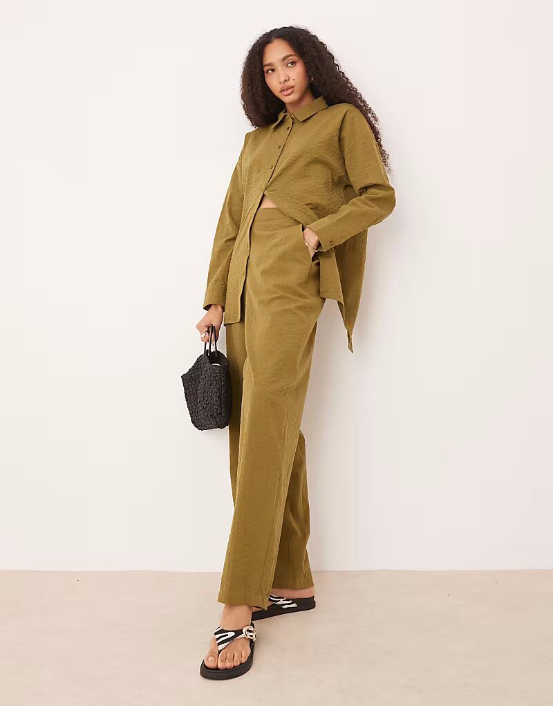 Свободные брюки-клеш ASOS DESIGN из сирсакера в полоску, оливкового цвета
Свободные брюки-клеш ASOS DESIGN из сирсакера в полоску, оливкового цвета