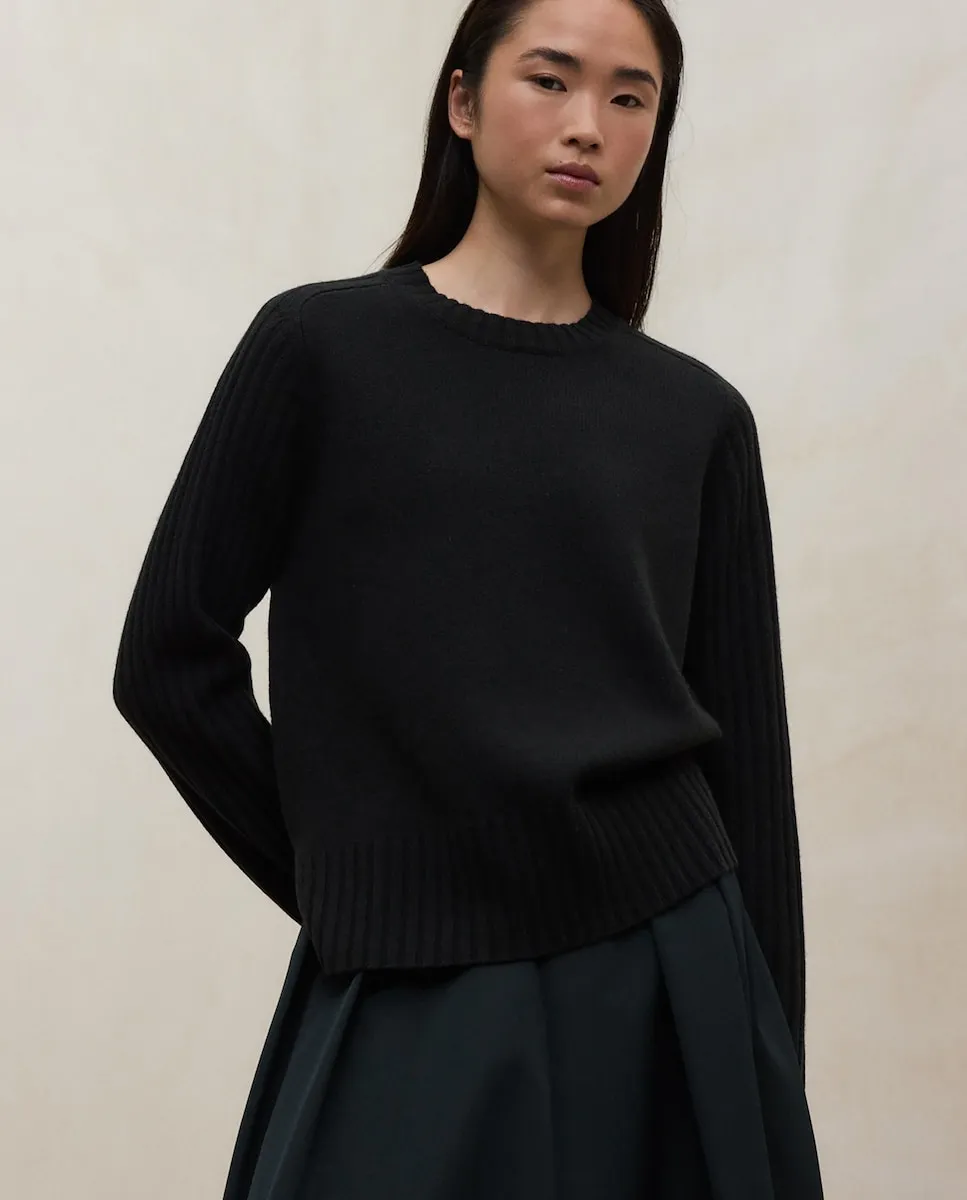 Женский свитер с круглым вырезом и боковым разрезом Ecoalf, черный
Женский свитер с круглым вырезом и боковым разрезом Ecoalf, черный