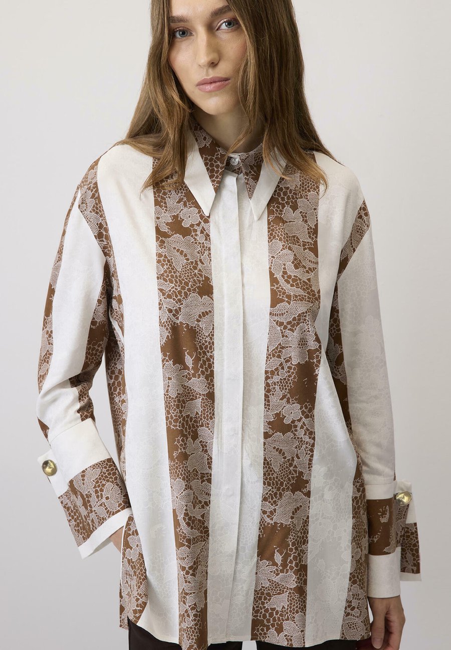 Блуза Touché Privé LACE PATTERN BHIRT WITH WIDE CUFFS, Beige/Stone
Блуза Touché Privé LACE PATTERN BHIRT WITH WIDE CUFFS, Beige/Stone