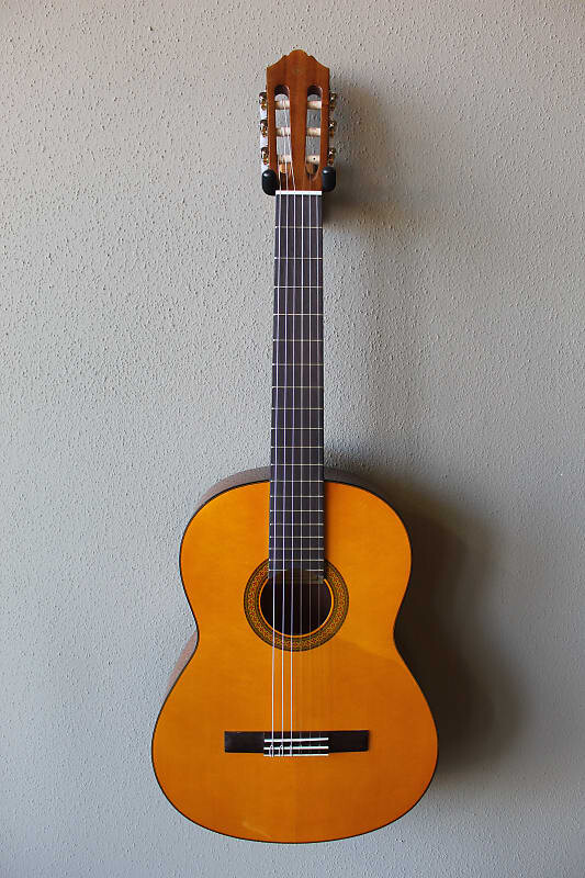 Абсолютно новая классическая гитара с нейлоновыми струнами Yamaha CG102 с чехлом для переноски
Абсолютно новая классическая гитара с нейлоновыми струнами Yamaha CG102 с чехлом для переноски