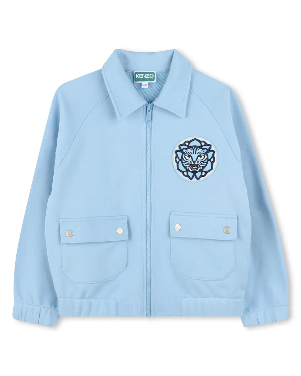Куртка для мальчика с застежкой-молнией и вышивкой на спине Kenzo Kids, светло-голубой
Куртка для мальчика с застежкой-молнией и вышивкой на спине Kenzo Kids, светло-голубой