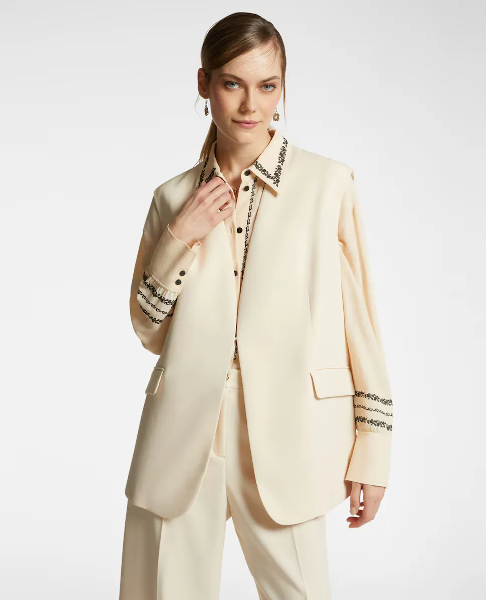 Женский безрукавный блейзер с металлической крючковой застежкой Elena Miró, бежевый
Женский безрукавный блейзер с металлической крючковой застежкой Elena Miró, бежевый