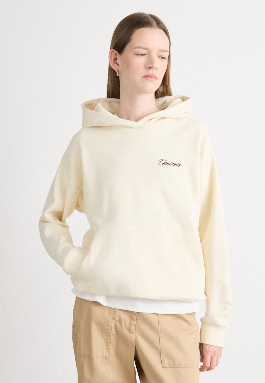 Худи GANT SCRIPT GRAPHIC HOODIE, Cream/Off-White
Худи GANT SCRIPT GRAPHIC HOODIE, Cream/Off-White