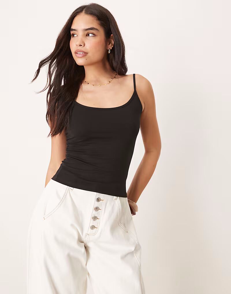 Топ на бретельках Gina Tricot черного цвета
Топ на бретельках Gina Tricot черного цвета