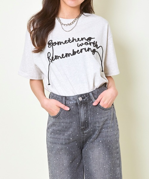 Женская футболка с коротким рукавом, свободный крой, вышитый логотип GORGE
Женская футболка с коротким рукавом, свободный крой, вышитый логотип GORGE