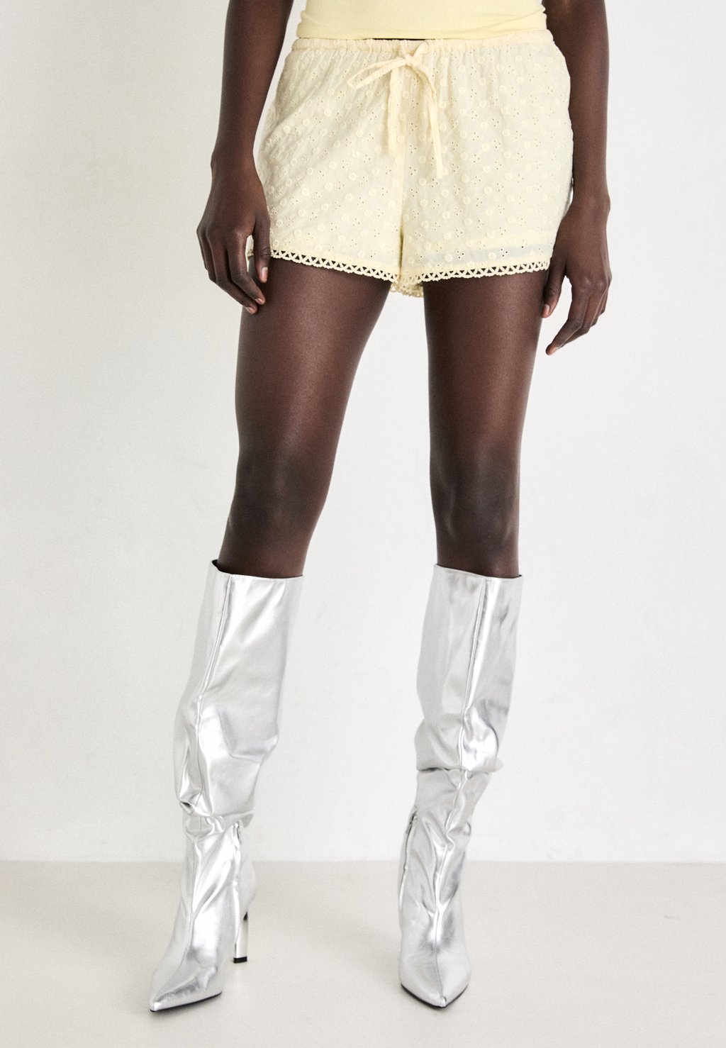 Шорты BRODERIE ANGLAISE Gina Tricot, светло-желтый
Шорты BRODERIE ANGLAISE Gina Tricot, светло-желтый