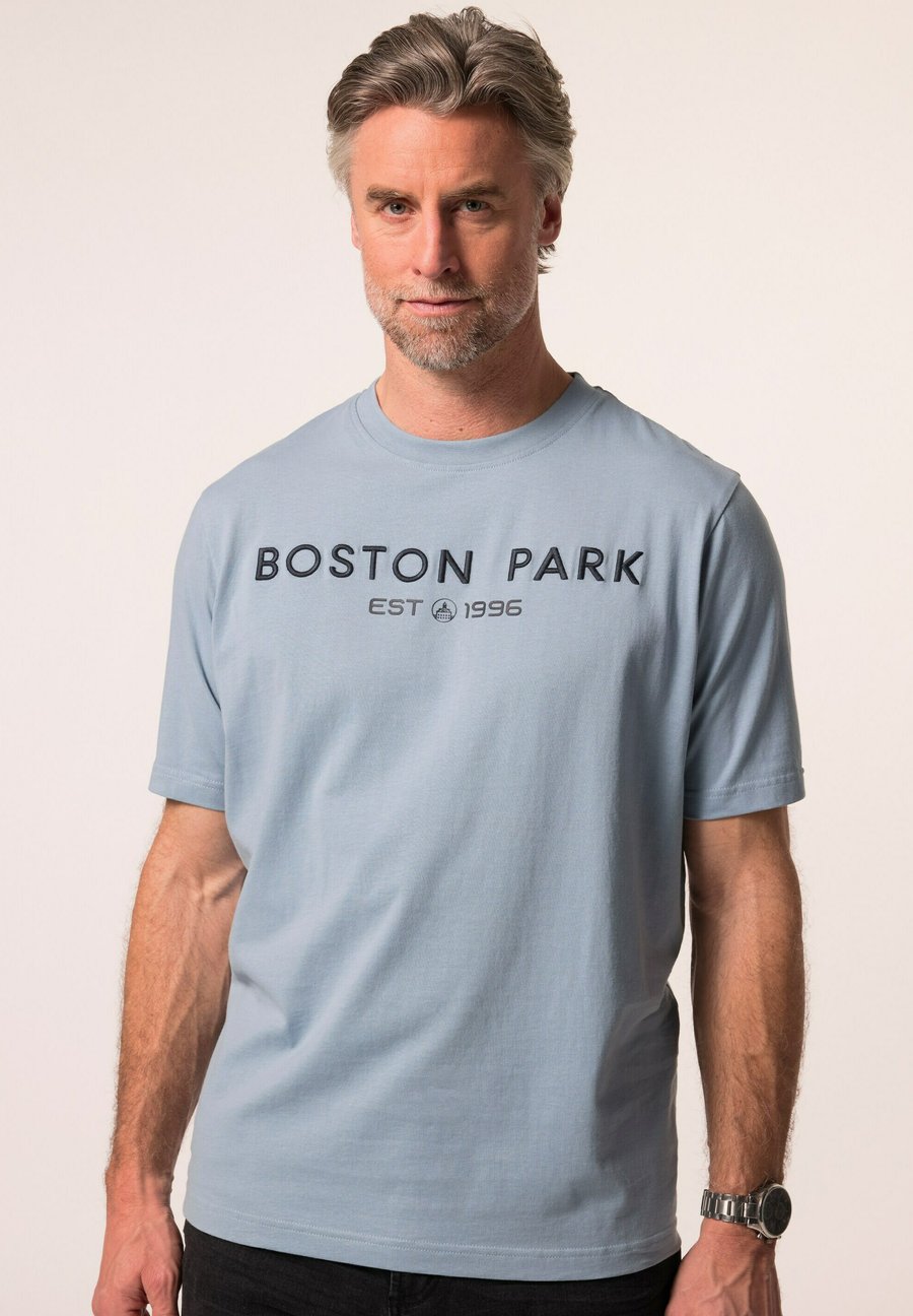 Футболка BOSTON PARK HALBARM KLEINER STICK, Pigeon Blue/Blue, Синий, Футболка BOSTON PARK HALBARM KLEINER STICK, Pigeon Blue/Blue
Футболка BOSTON PARK HALBARM KLEINER STICK, Pigeon Blue/Blue, Синий, Футболка BOSTON PARK HALBARM KLEINER STICK, Pigeon Blue/Blue