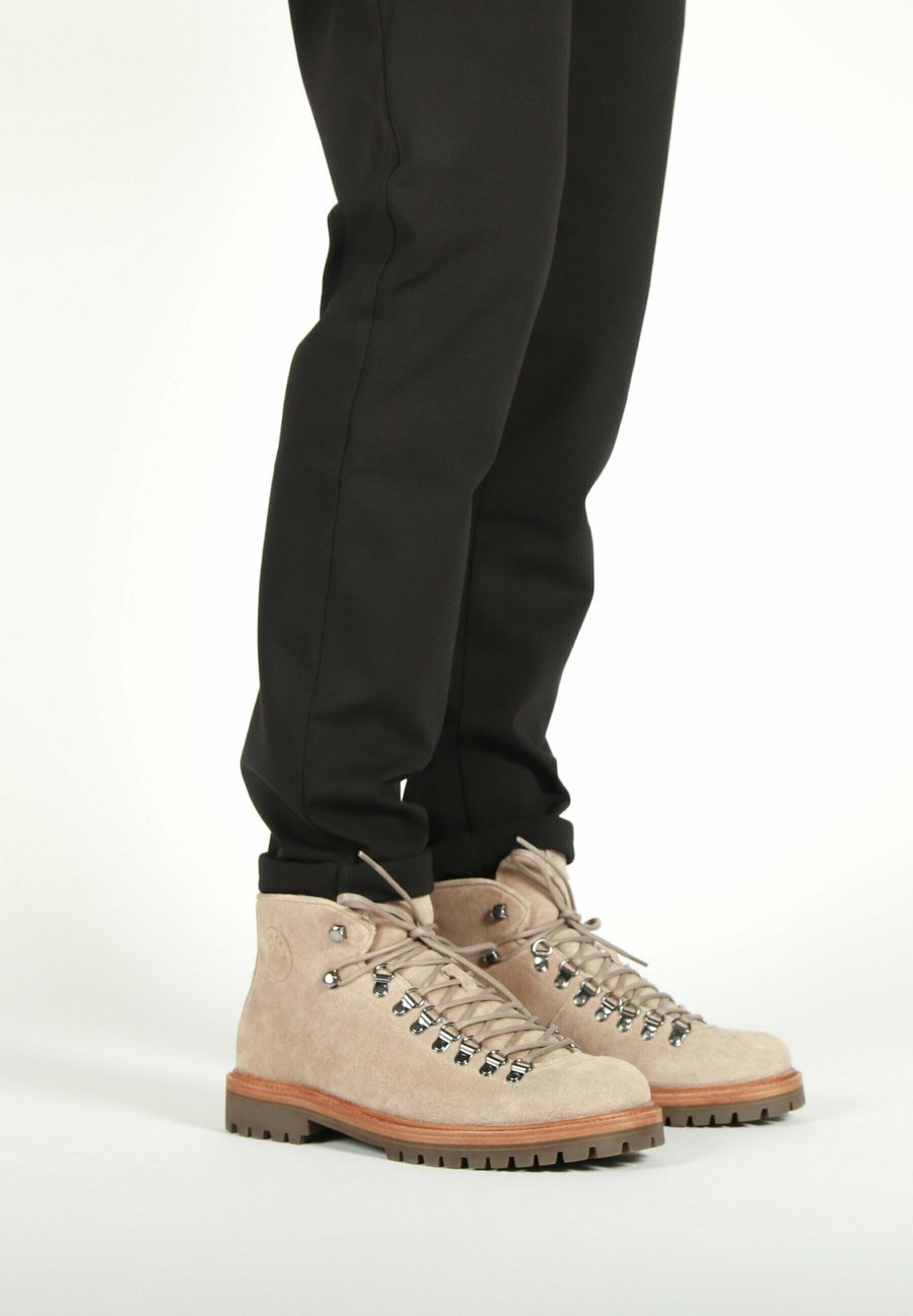 Ботинки Blackstone ROCK TARRANT, Greige/Beige
Ботинки Blackstone ROCK TARRANT, Greige/Beige