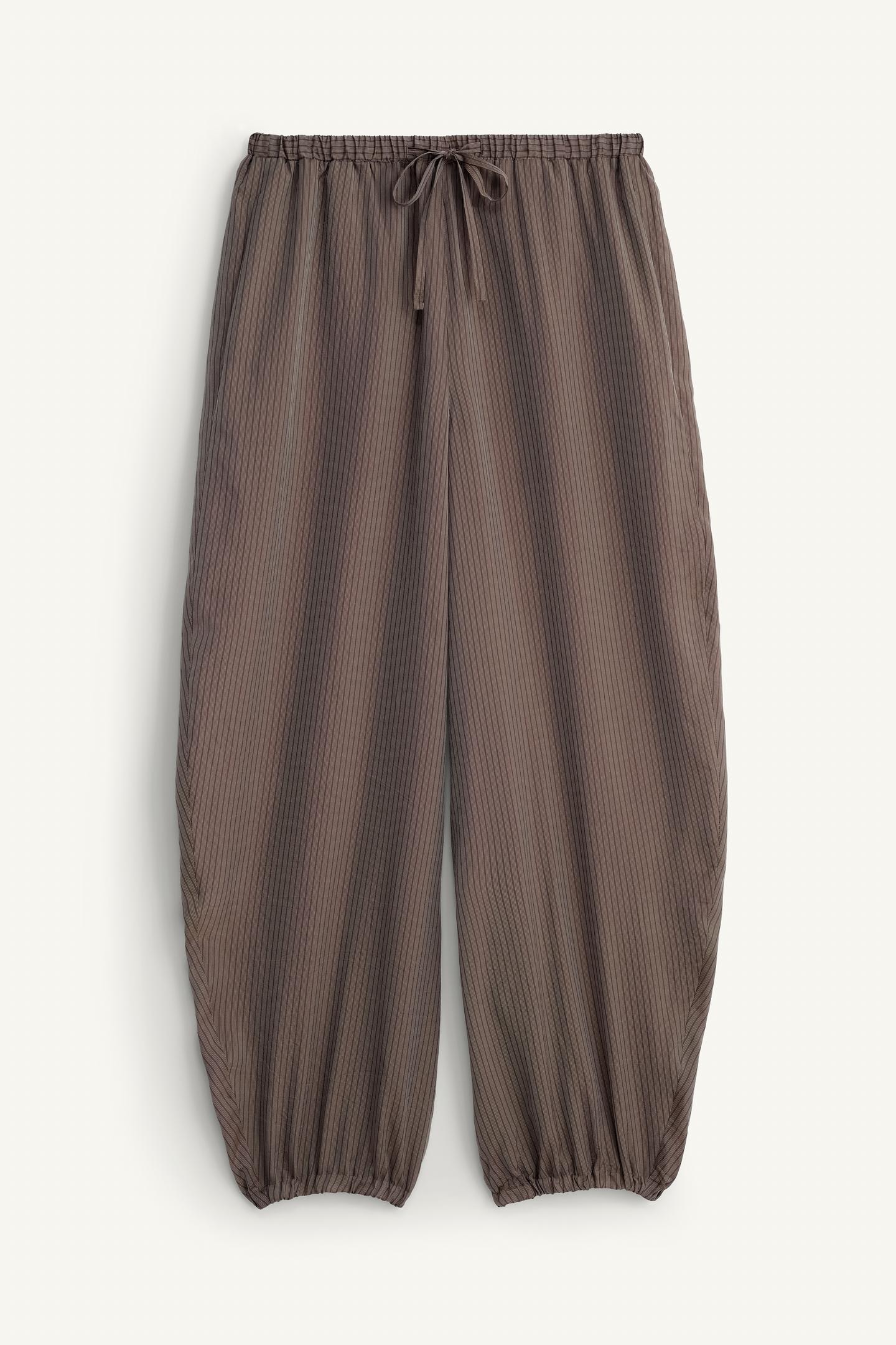 Брюки Zara Viscose-Cupro Striped Balloon Fit
Брюки Zara Viscose-Cupro Striped Balloon Fit