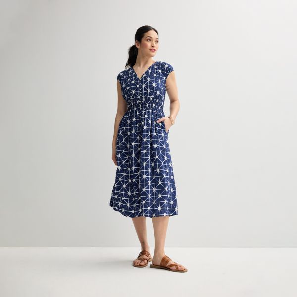 Миди-платье с застежкой на пуговицы и сборками миниатюрного размера Sonoma Goods For Life, цвет dark blue shibori
Миди-платье с застежкой на пуговицы и сборками миниатюрного размера Sonoma Goods For Life, цвет dark blue shibori