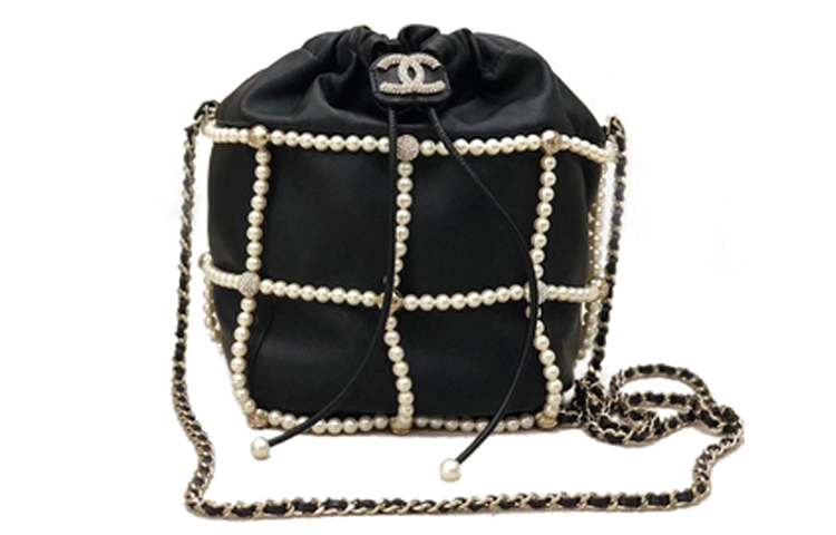 CHANEL Женская черная сумочка через плечо с жемчужной завязкой
CHANEL Женская черная сумочка через плечо с жемчужной завязкой