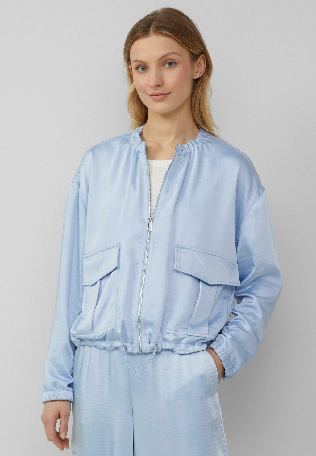 Куртка-бомбер MIT AUFGESETZTEN TASCHEN UND ELASTISCHEM SAUM s.Oliver, светло-голубой
Куртка-бомбер MIT AUFGESETZTEN TASCHEN UND ELASTISCHEM SAUM s.Oliver, светло-голубой