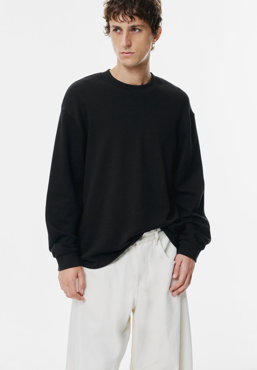 Толстовка PULL&BEAR LONG SLEEVE, Black
Толстовка PULL&BEAR LONG SLEEVE, Black