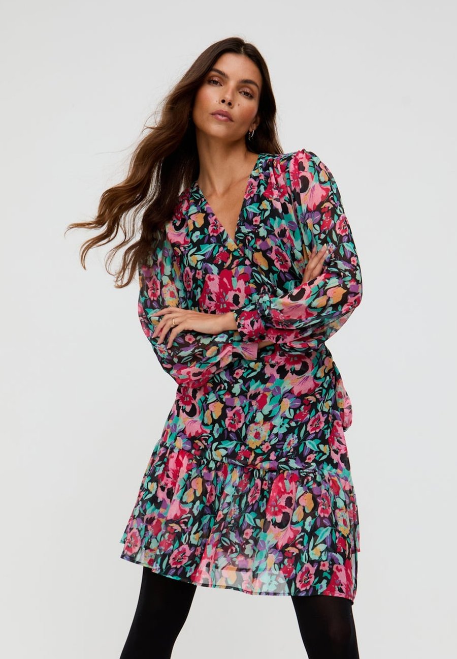 Платье Lily & Lionel FLORA WRAPAROUND FLORAL PRINT MINI , Multi/Multi-Coloured
Платье Lily & Lionel FLORA WRAPAROUND FLORAL PRINT MINI , Multi/Multi-Coloured