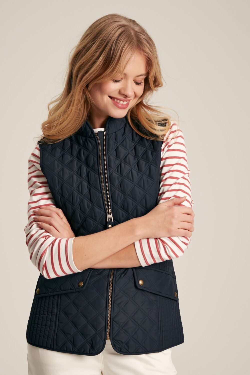 Водонепроницаемый жилет шалуньи с ромбовидной стежкой Joules, синий 
Водонепроницаемый жилет шалуньи с ромбовидной стежкой Joules, синий