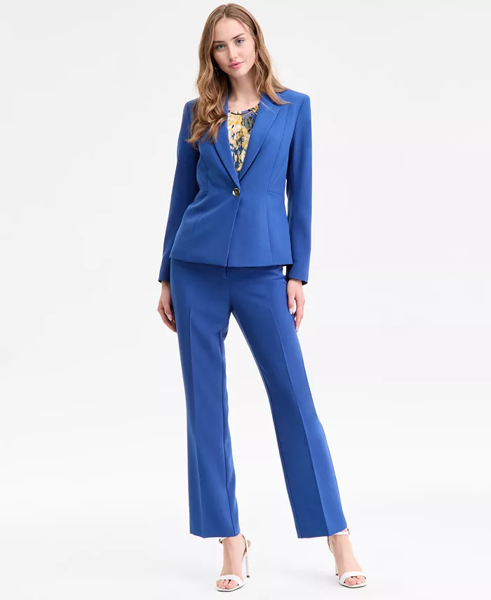 Блейзер на одной пуговице, топ с плиссированным вырезом и брюки-клеш Kasper, синий
Блейзер на одной пуговице, топ с плиссированным вырезом и брюки-клеш Kasper, синий