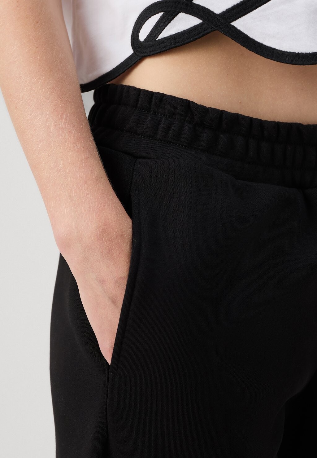 Брюки тренировочного костюма Rhinestone Pants KARL LAGERFELD, черные
Брюки тренировочного костюма Rhinestone Pants KARL LAGERFELD, черные