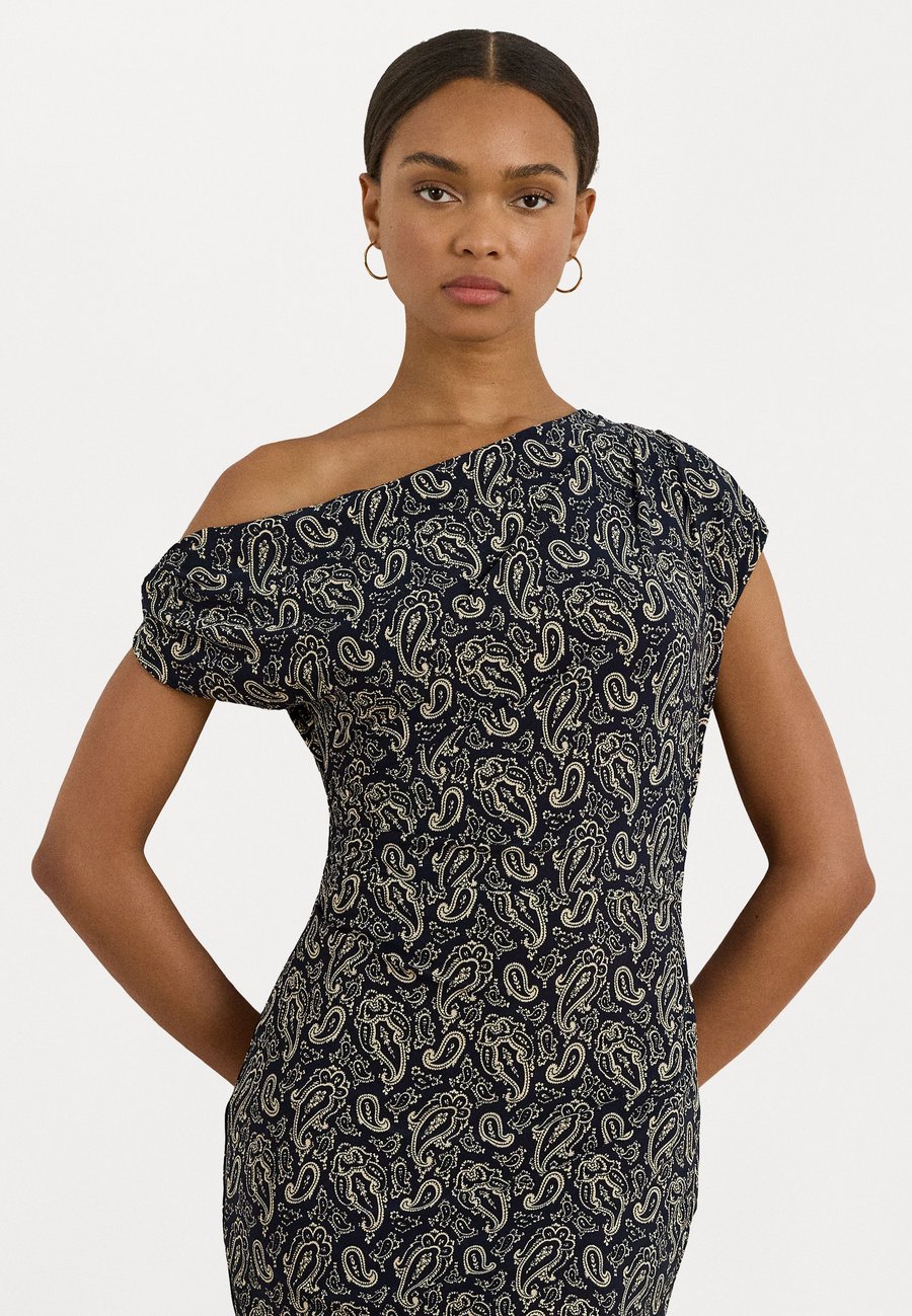 Платье Lauren Ralph Lauren PAISLEY JERSEY OFF THE SHOULDER DRESS, Blue/Cream/Blue
Платье Lauren Ralph Lauren PAISLEY JERSEY OFF THE SHOULDER DRESS, Blue/Cream/Blue