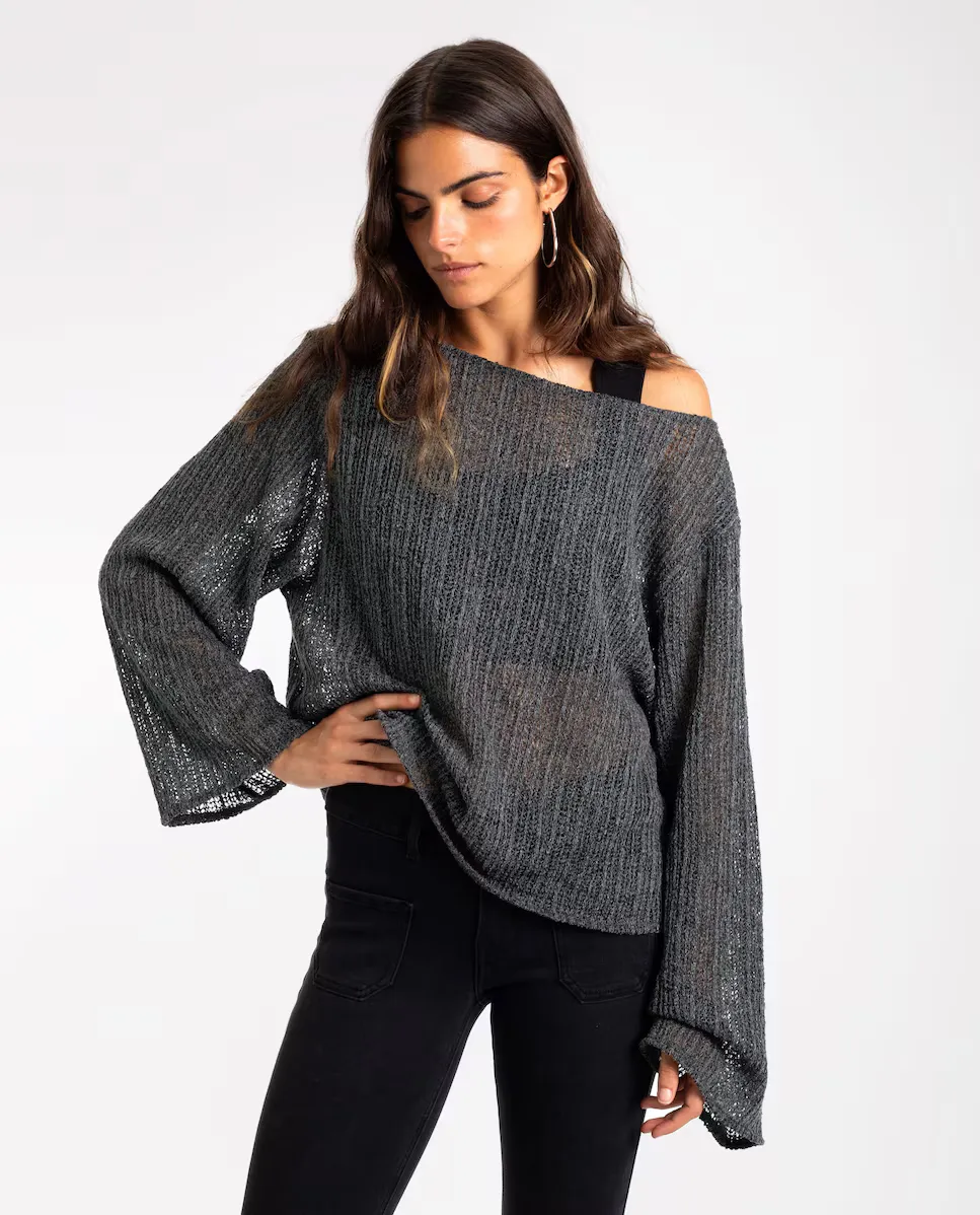 Женский свитер оверсайз со спущенными плечами The-Are, темно-серый
Женский свитер оверсайз со спущенными плечами The-Are, темно-серый