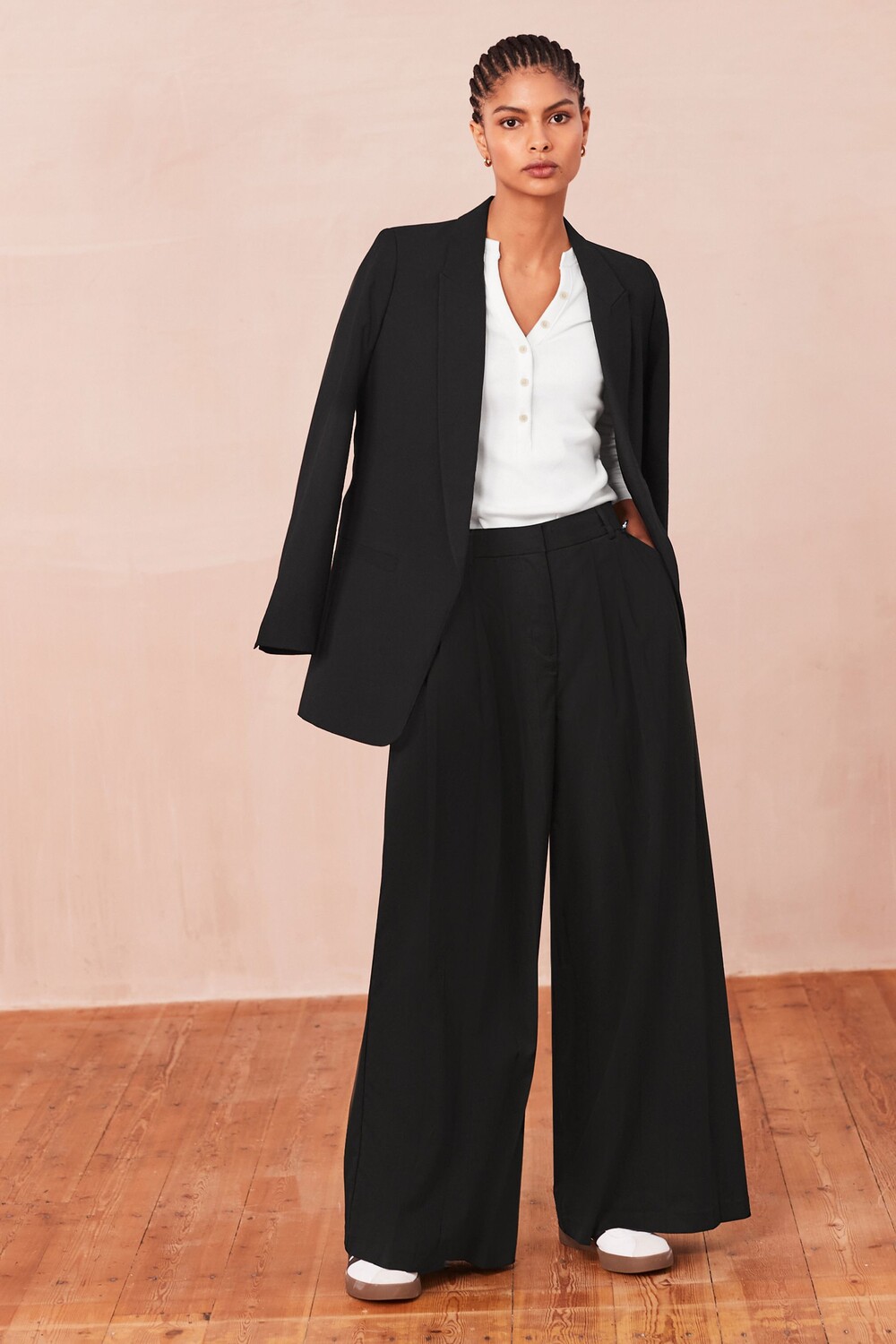 Плиссированные брюки со средней талией и широкими штанинами Next, черный
Плиссированные брюки со средней талией и широкими штанинами Next, черный