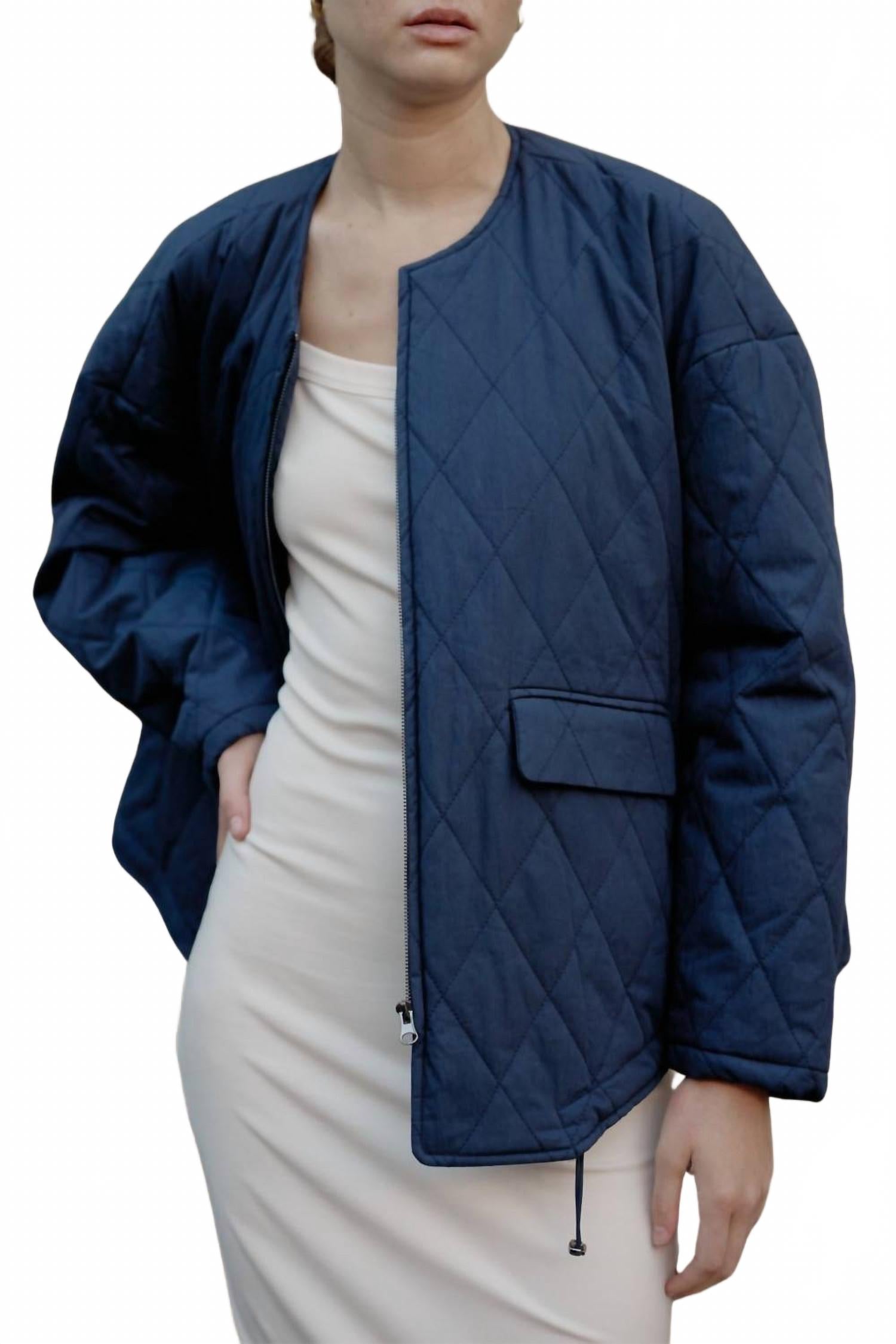 Минималистичная стеганая куртка с длинным рукавом в цвете navy MOD REF
Минималистичная стеганая куртка с длинным рукавом в цвете navy MOD REF