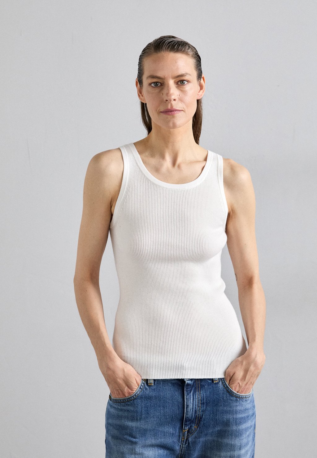 Топ RAYER Tiger of Sweden, кремовый
Топ RAYER Tiger of Sweden, кремовый