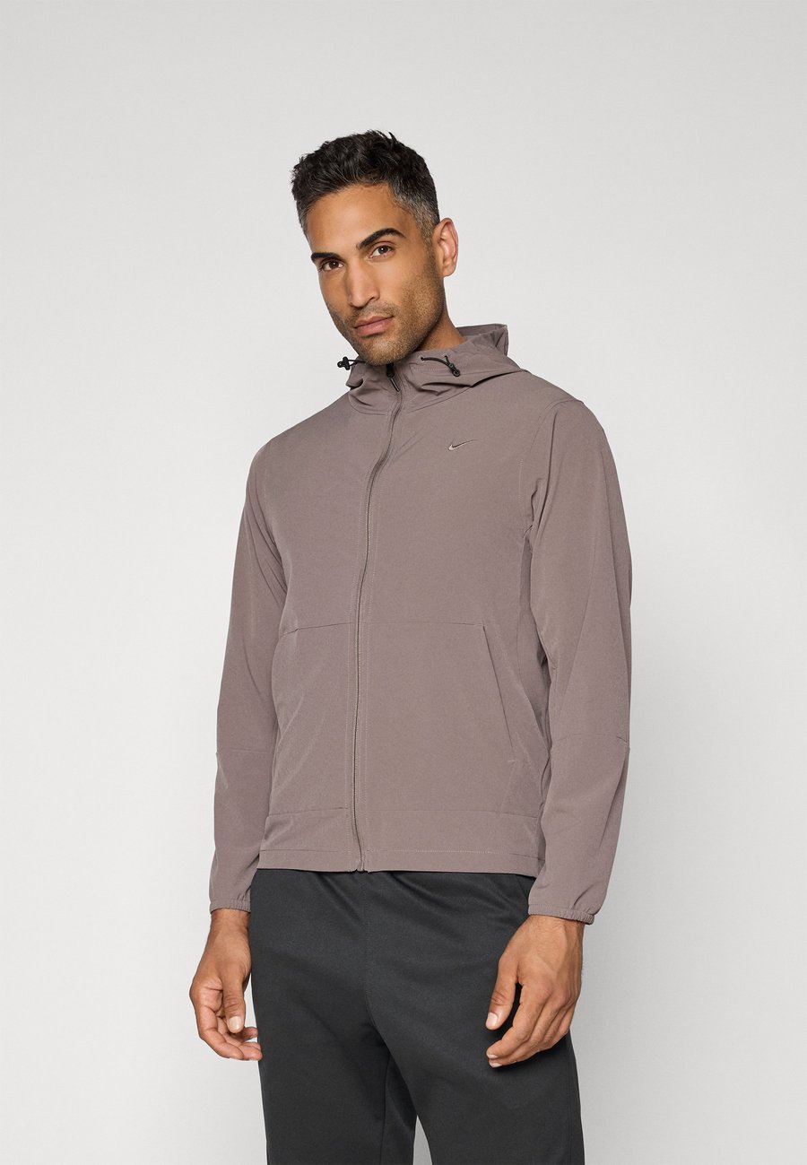 Куртка Nike Performance UNLIMITED, Cave Stone/Black/Dark Grey
Куртка Nike Performance UNLIMITED, Cave Stone/Black/Dark Grey