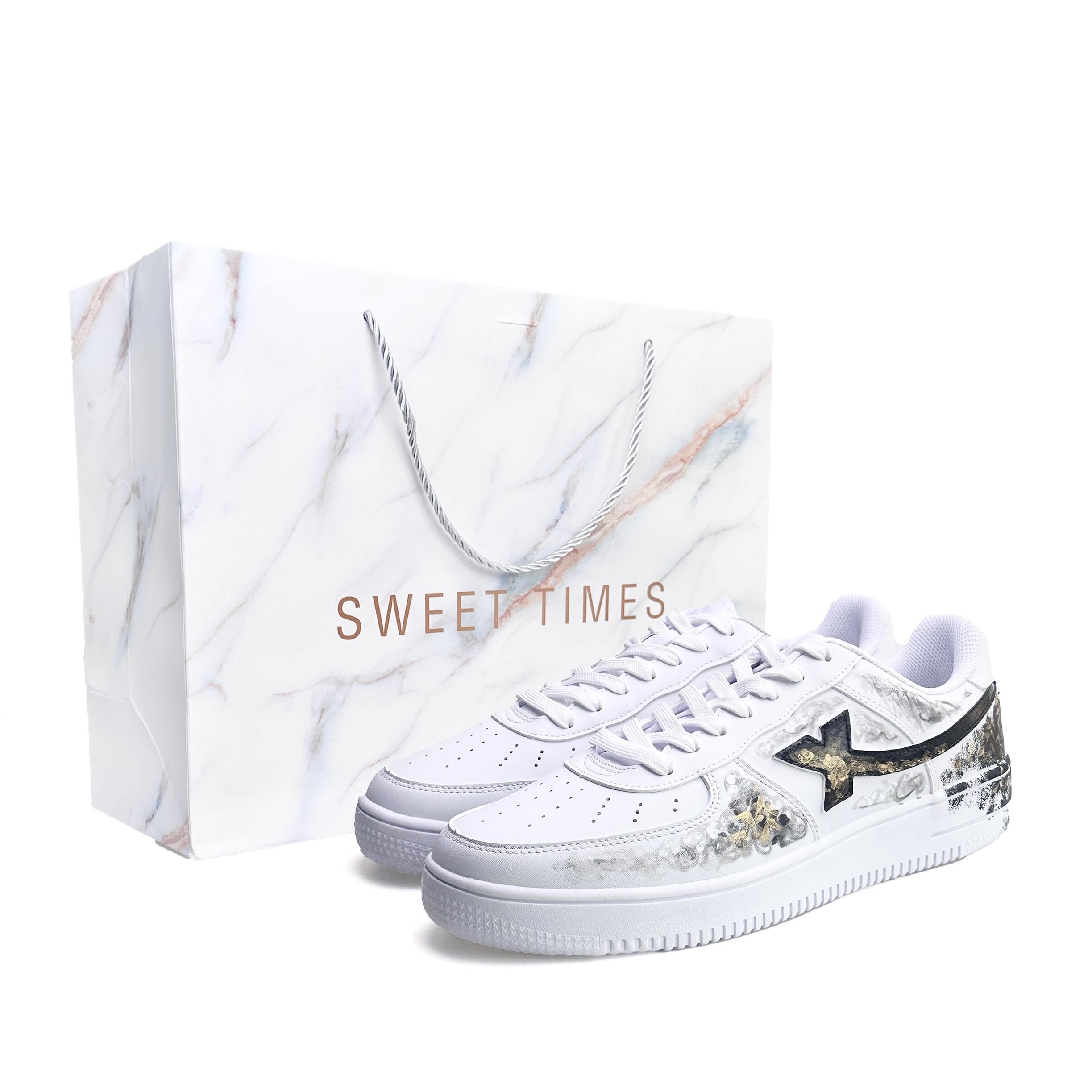 XTEP Кроссовки Air Force One с низким верхом, устойчивые к истиранию и скольжению, мужские, цвет "черное золото"
XTEP Кроссовки Air Force One с низким верхом, устойчивые к истиранию и скольжению, мужские, цвет "черное золото"