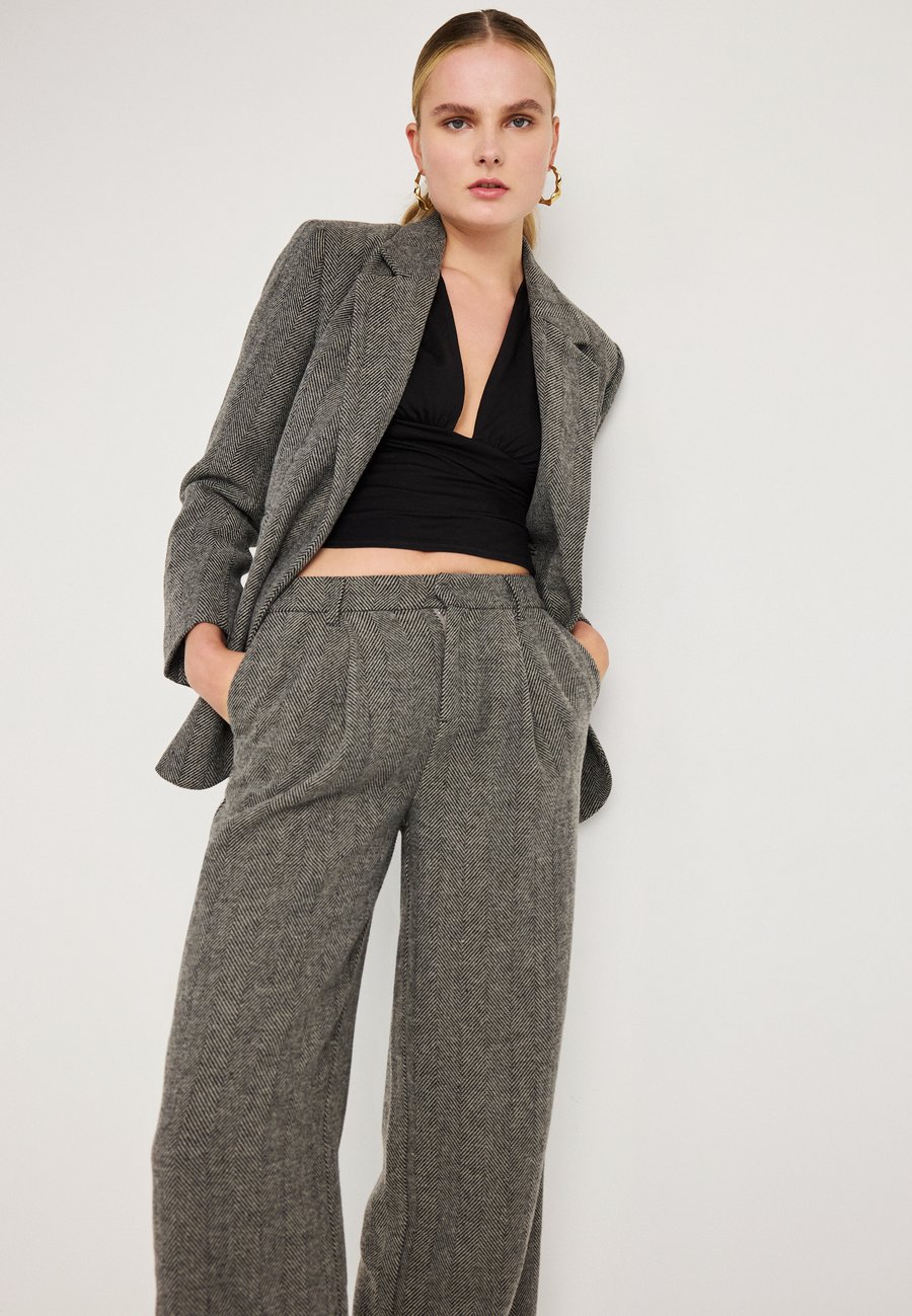 Брюки Gina Tricot MID WAIST HERRINGBONE TROUSERS, Grey
Брюки Gina Tricot MID WAIST HERRINGBONE TROUSERS, Grey