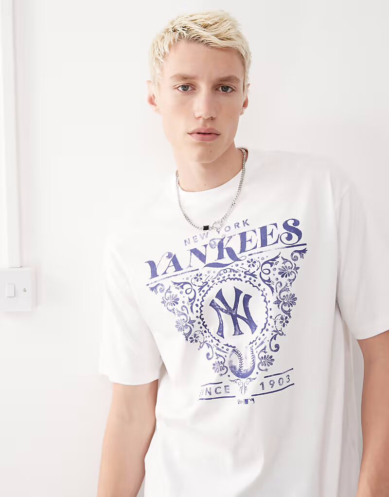 Футболка New Era NY Yankees свободного кроя с графическим элементом на спине белого цвета
Футболка New Era NY Yankees свободного кроя с графическим элементом на спине белого цвета