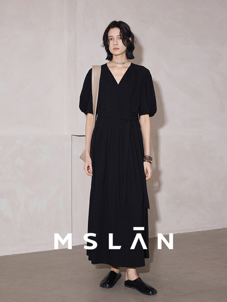 Платье плиссированное Mslan с V-образным вырезом спереди, черный
Платье плиссированное Mslan с V-образным вырезом спереди, черный