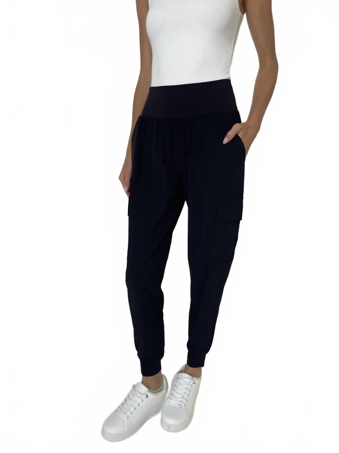 Легкие спортивные брюки Kristie в черном цвете SIX/FIFTY
Легкие спортивные брюки Kristie в черном цвете SIX/FIFTY