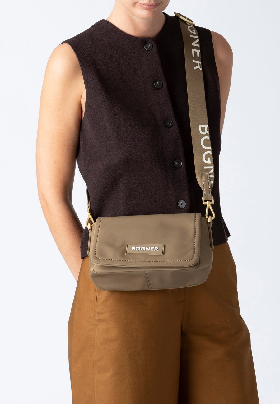 Сумка кросс-боди Bogner SAXON BAR SHOULDER, Portabella/Light Brown
Сумка кросс-боди Bogner SAXON BAR SHOULDER, Portabella/Light Brown