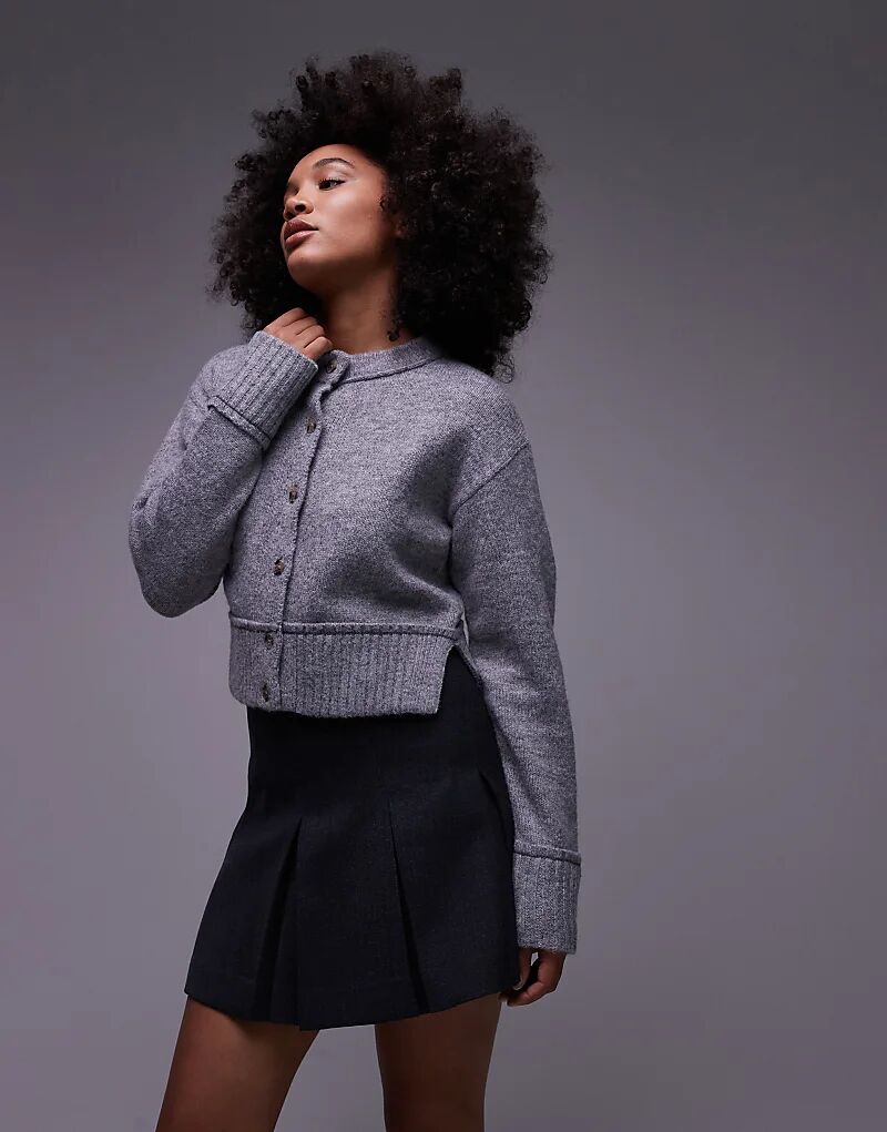 COLLUSION пушистый трикотажный кардиган с круглым вырезом серого цвета
COLLUSION пушистый трикотажный кардиган с круглым вырезом серого цвета