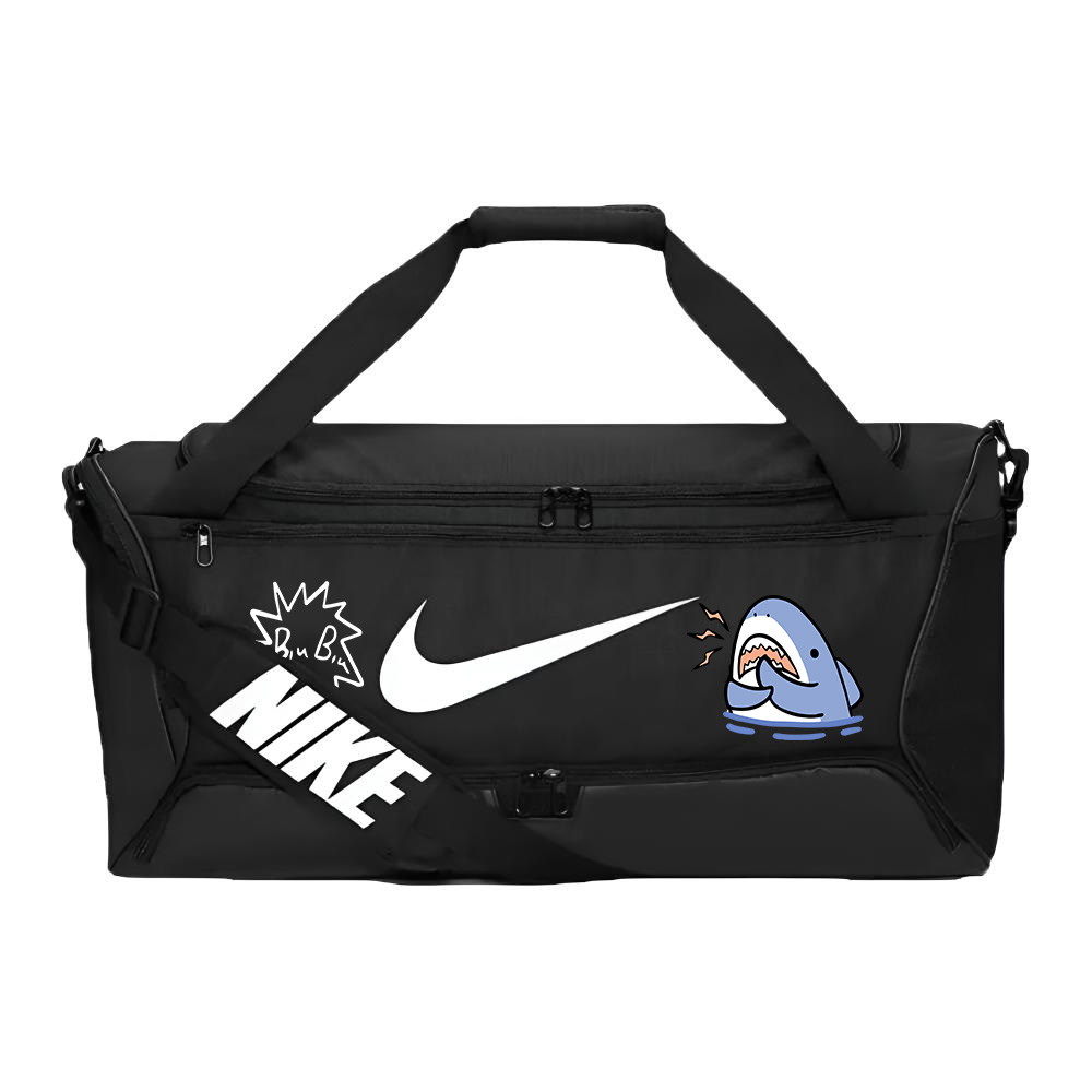 Nike Чёрная дорожная сумка с белым принтом унисекс, Biu Shark
Nike Чёрная дорожная сумка с белым принтом унисекс, Biu Shark