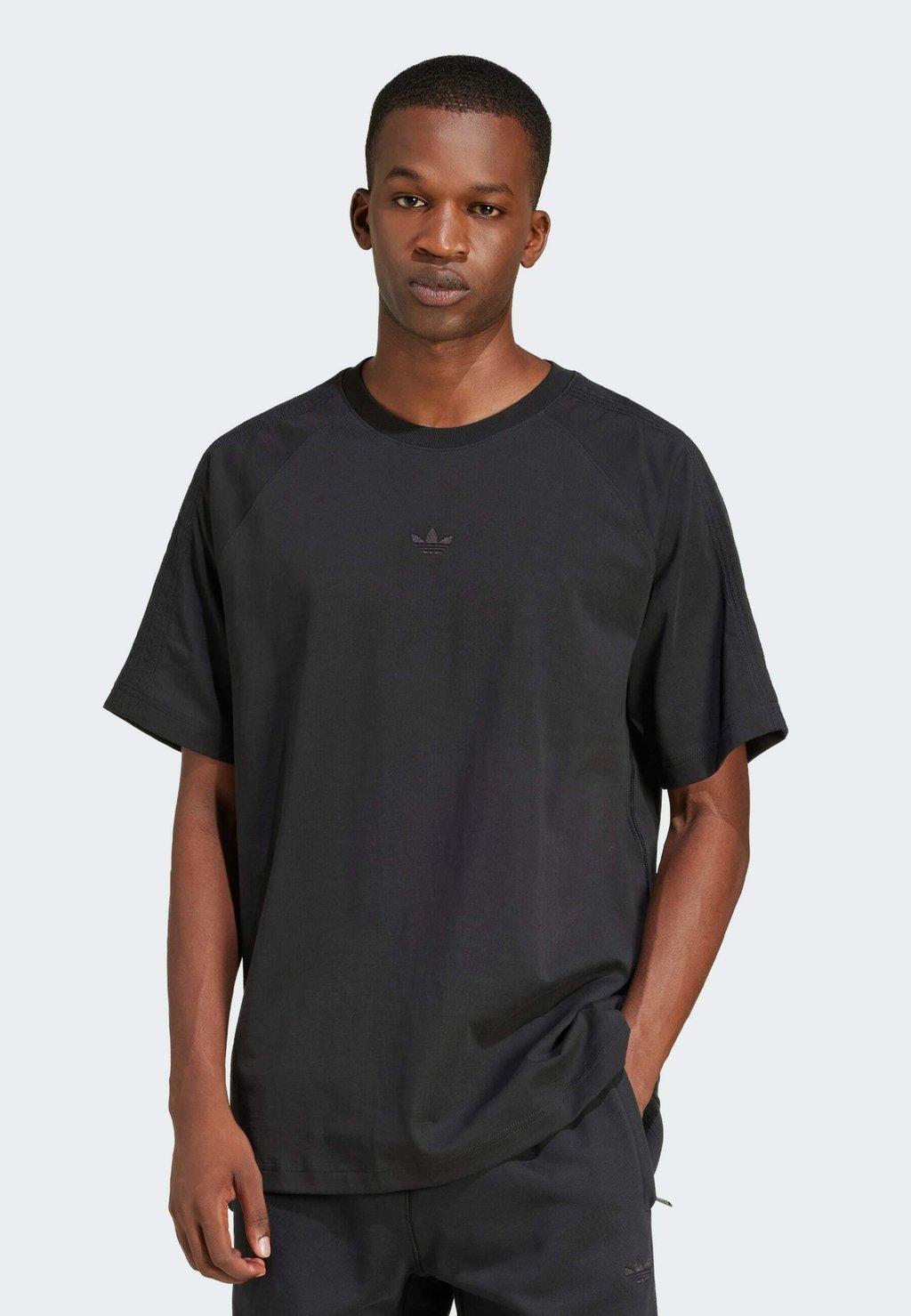 Базовая футболка ESS TEE adidas Originals, черный
Базовая футболка ESS TEE adidas Originals, черный